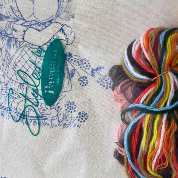 Vintage Paragon Needlecraft Hummel Kit (1976) Crewel Stitchery Kit - Picture 4 of 12